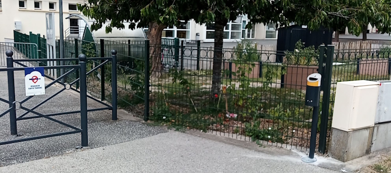 Parvis grange des Varennes